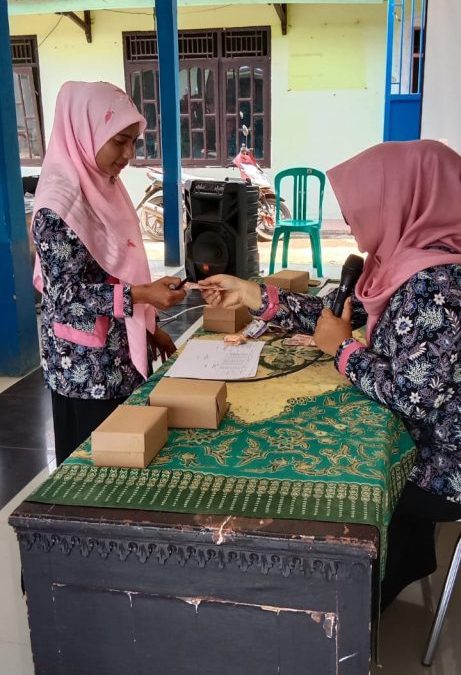 PRAKTEK KREASI BARANG BEKAS BAGI IBU PKK