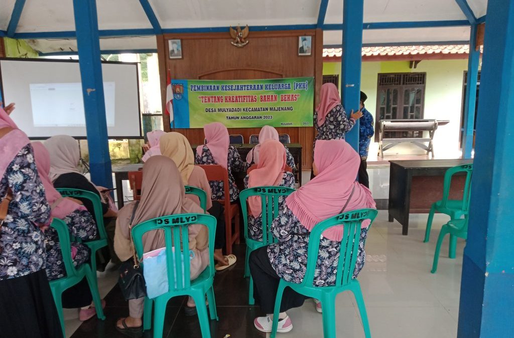 Pelatihan kreativitas barang bekas yang diselenggarakan oleh PKK