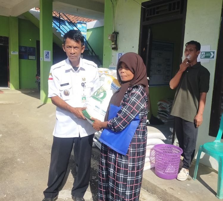 Membagikan Beras Cadangan Pangan: Berkontribusi pada Kesejahteraan Keluarga Penerima Manfaat